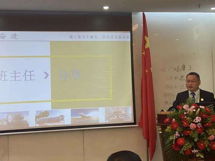 班主任對2020屆的班委們優異的表現表示了肯定